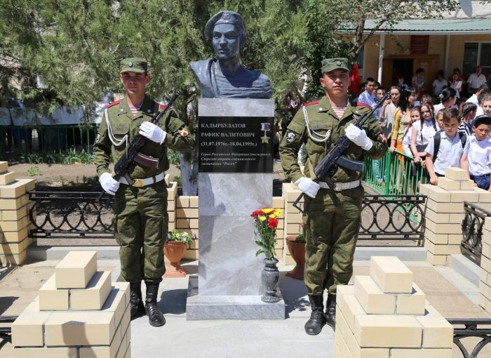 Почетный караул на открытии памятника Герою России Кадырбулатову Р.В